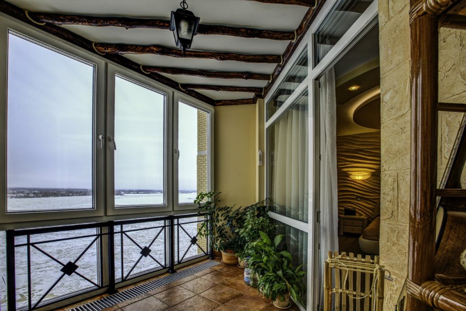 Застекленный балкон в частном доме