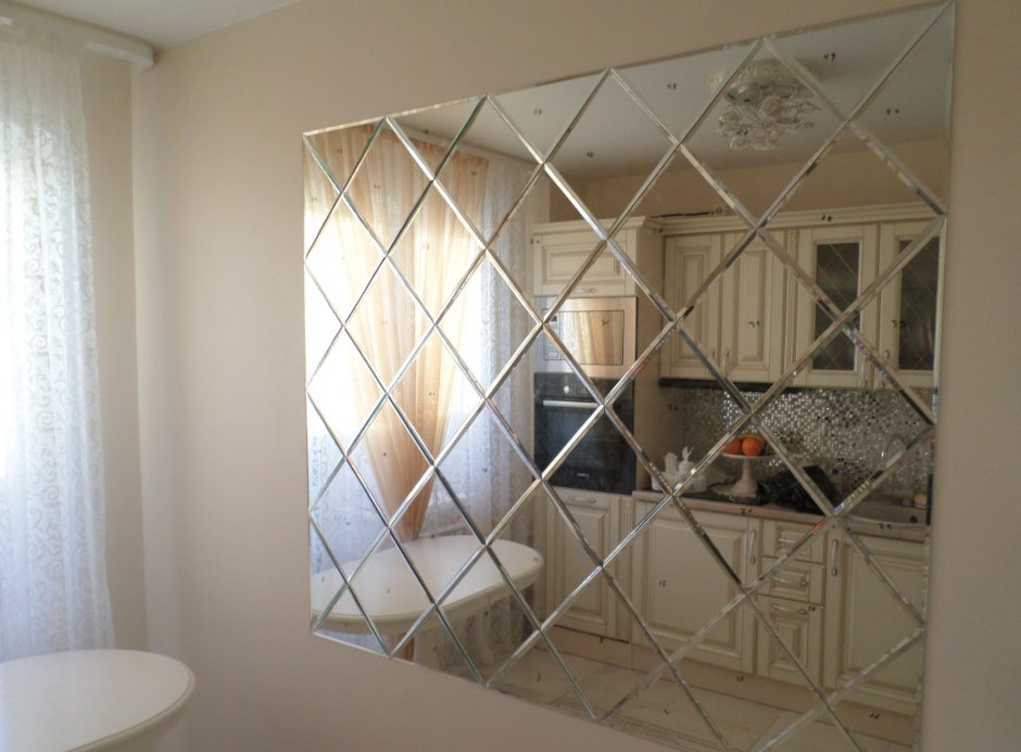 Зеркальная стена с фацетом в интерьере