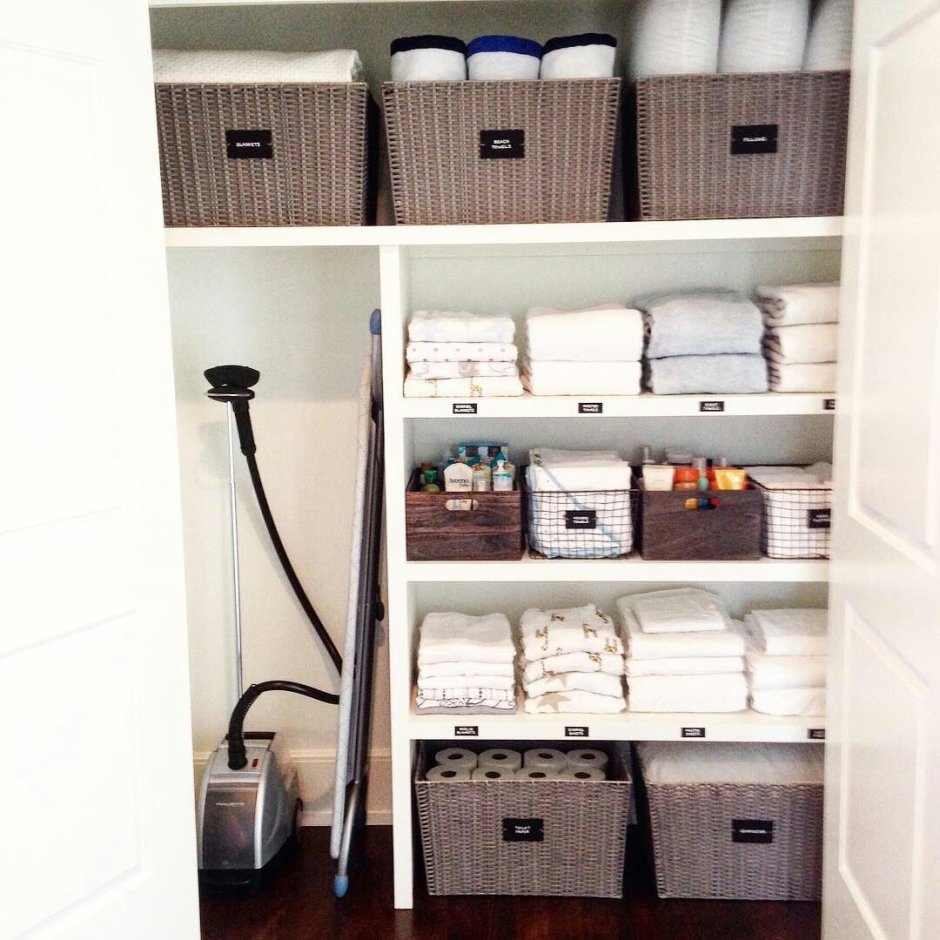 Хранение пылесоса и гладильной доски в шкафу
