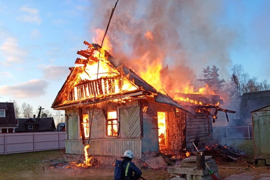 Сгоревший дачный домик