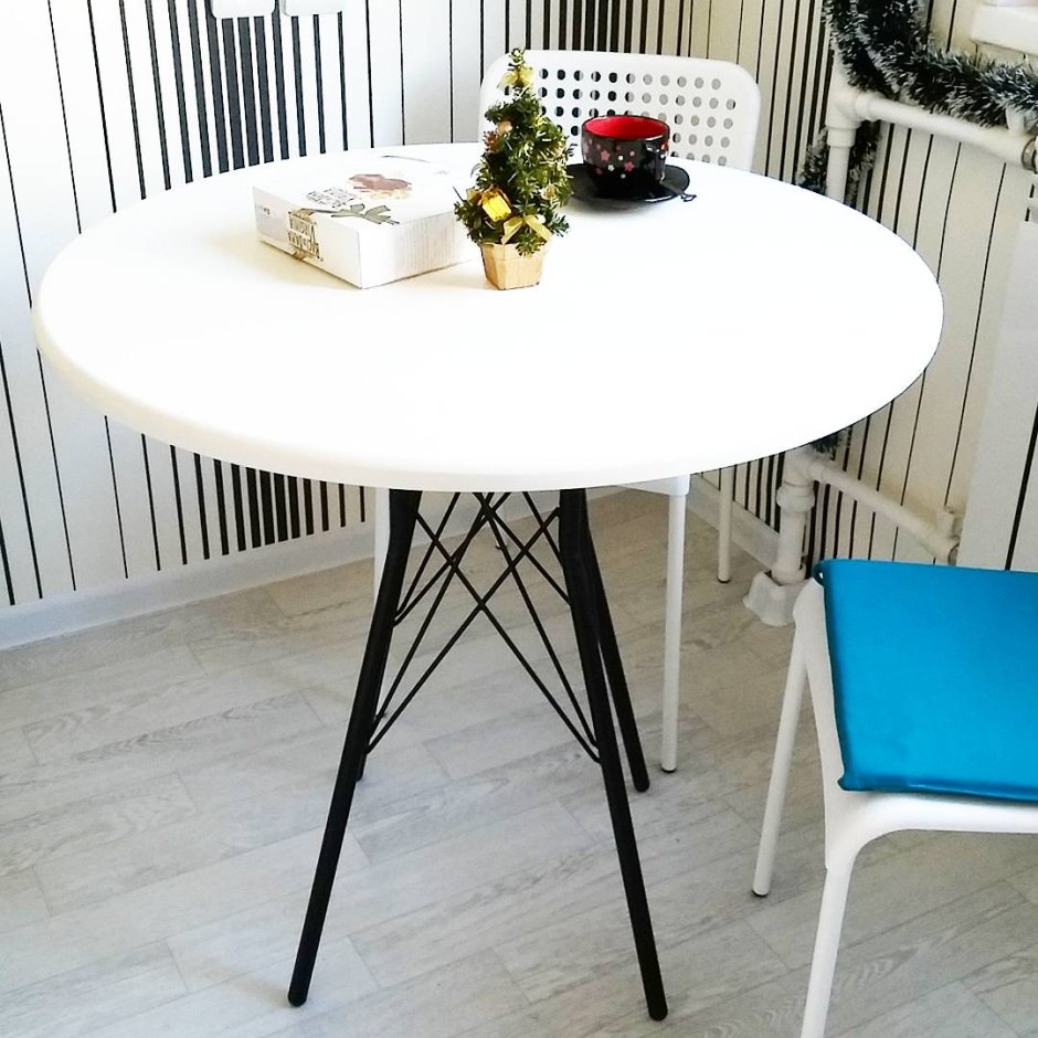 Треугольный столик ikea