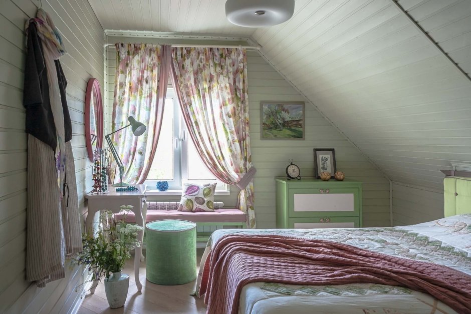 Шторы в стиле Прованс на мансарде