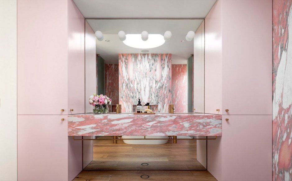 Раздельная ванная комната наполненная цветом
