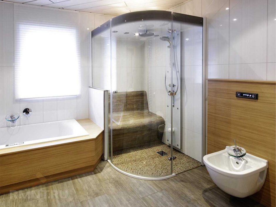 Ванная комната в частном доме с душевой
