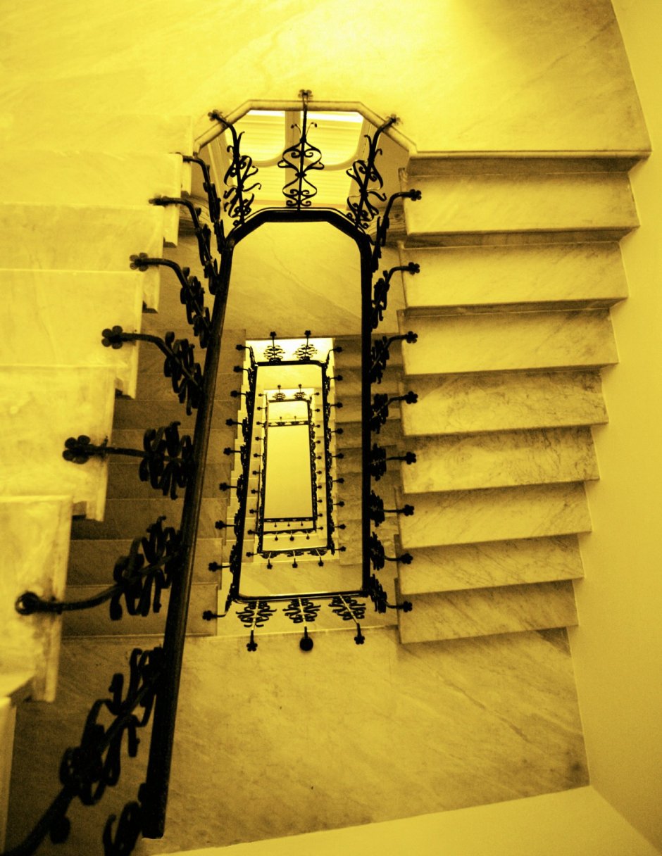 Желтая лестница в интерьере