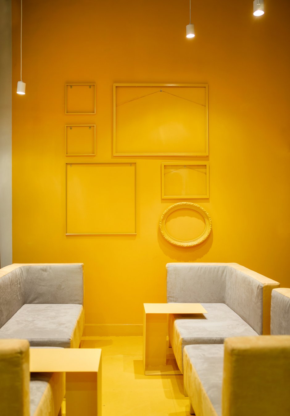 Интерьер салона с жёлтыми стенами
