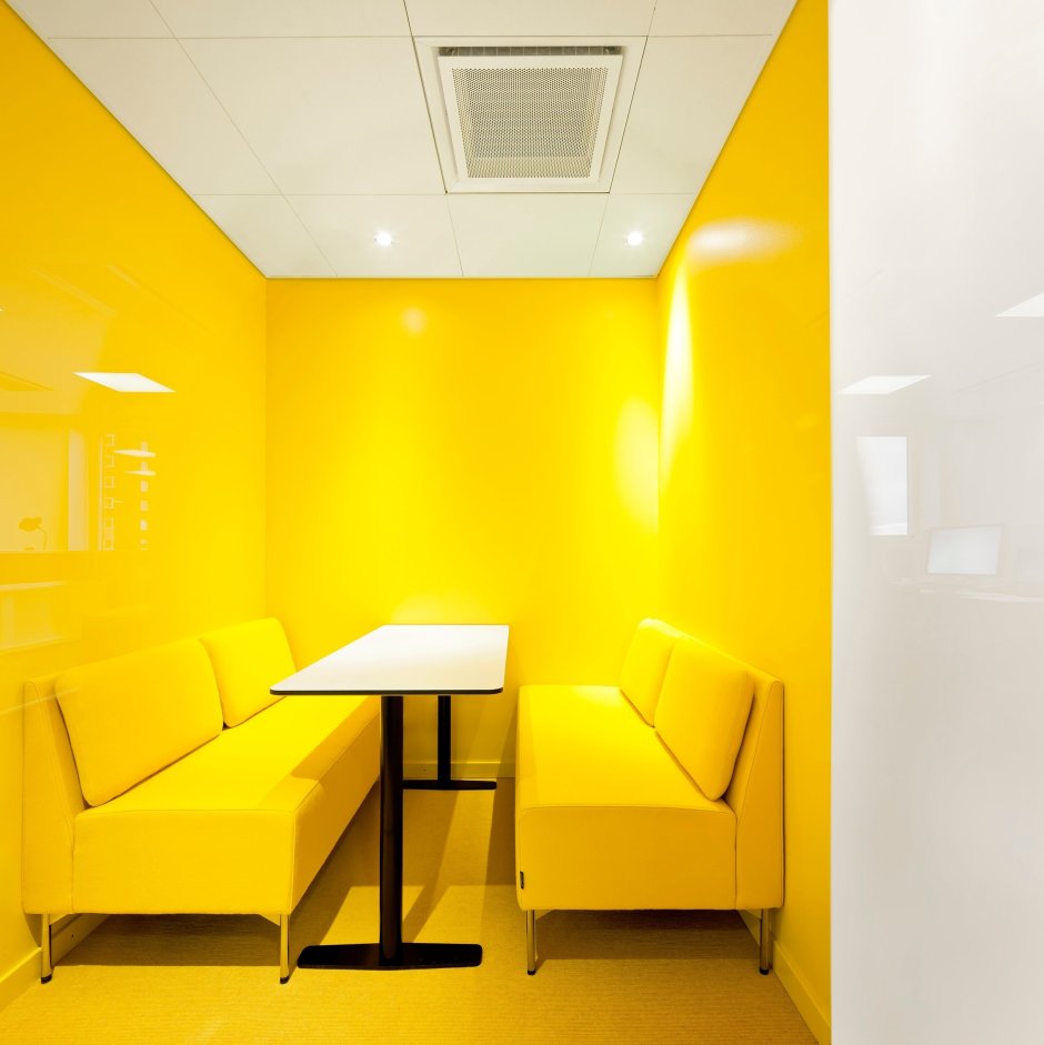 Желтый диван в интерьере кабинета
