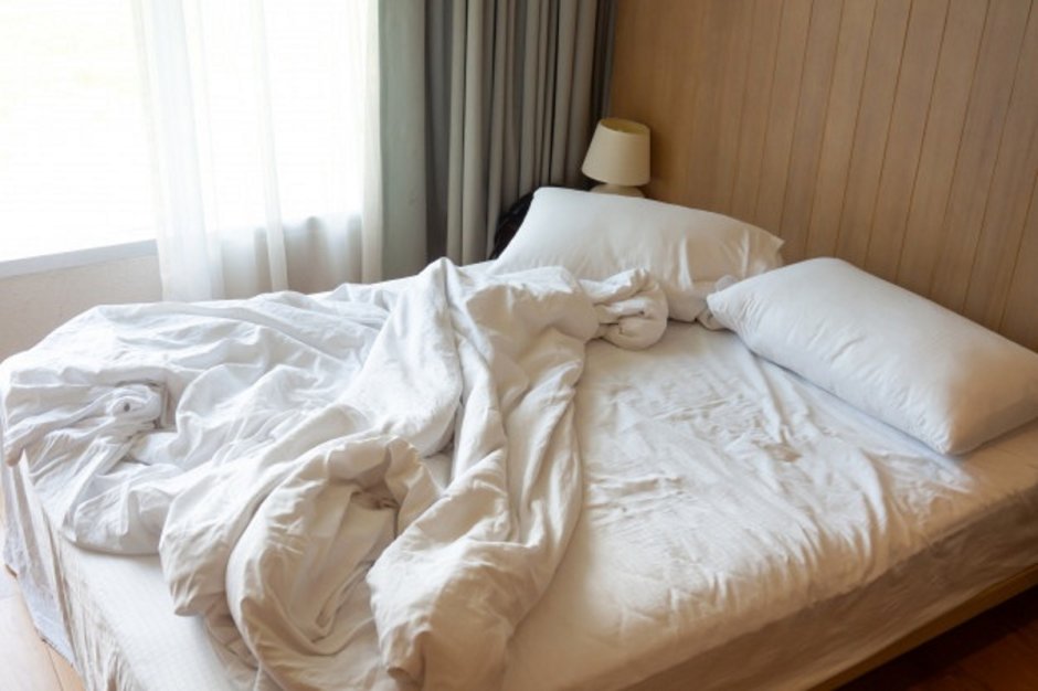Смятая постель в гостинице