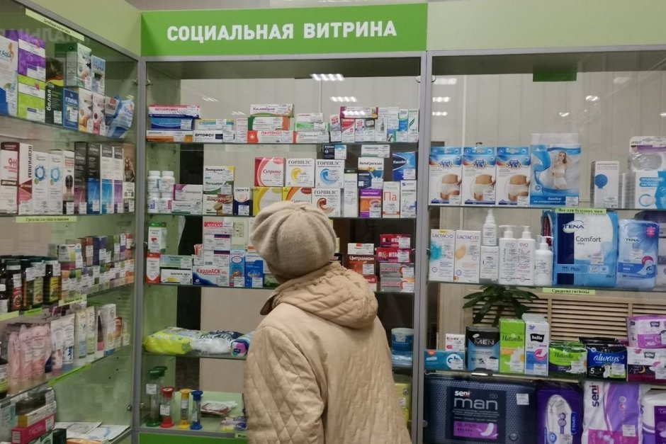 Оформленные витрины в аптеке