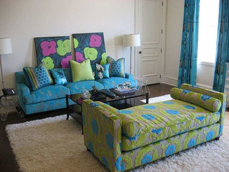 Зеленый диван с синими подушками
