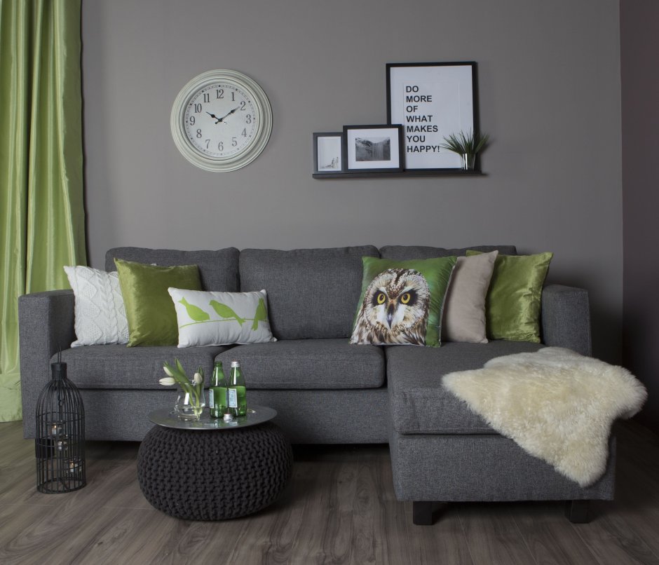 Серый диван с зелеными подушками