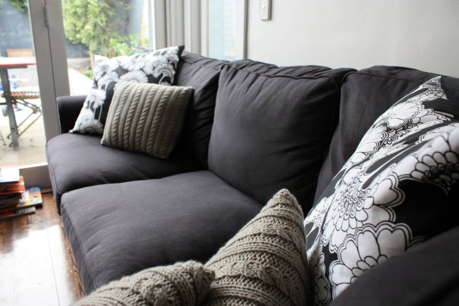 Декоративные подушки на серый диван в интерьере