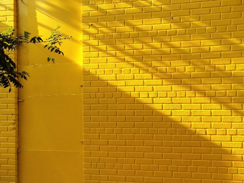 Стена из желтого кирпича