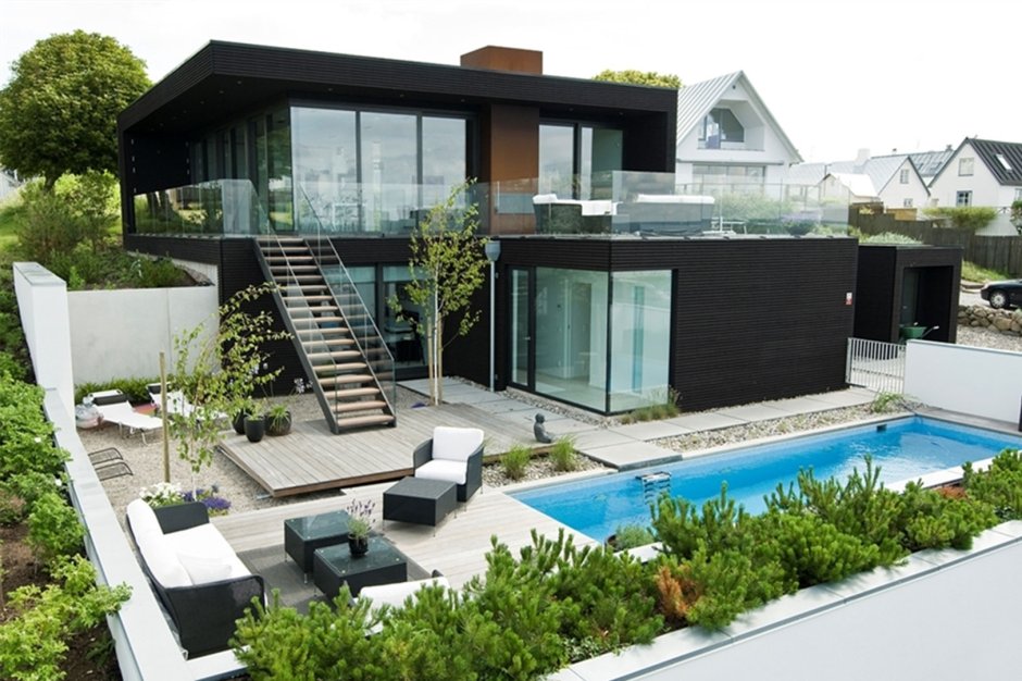 Двухэтажный дом с бассейном