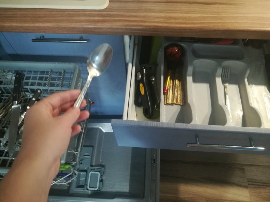 Расположение посудомойки и ящика под приборы