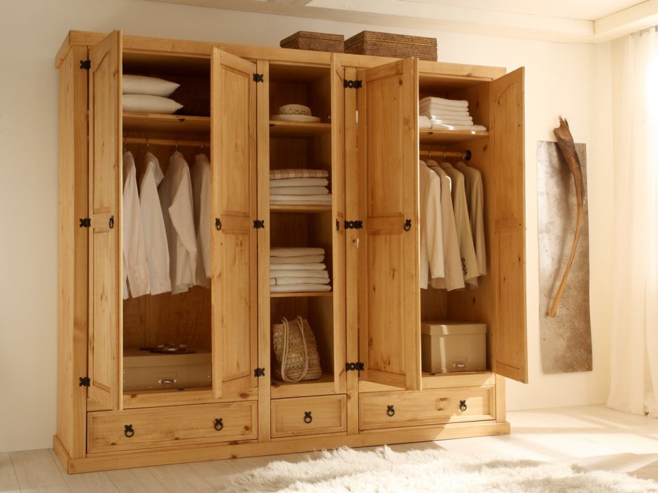 Деревянный гардеробный шкаф