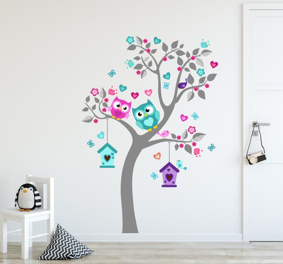 Нарисованное дерево на стене