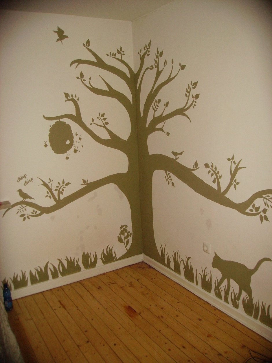 Стволы деревьев на стене