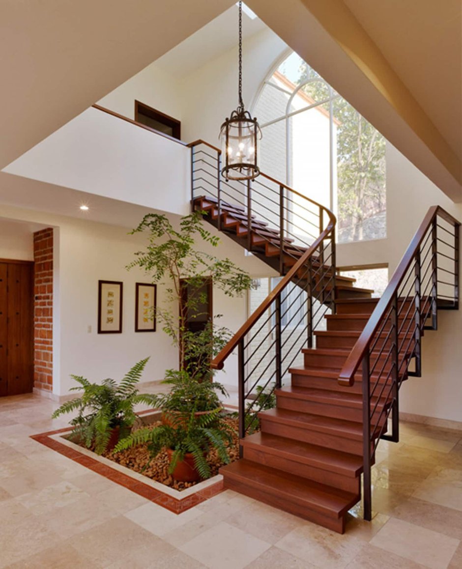 Лестница в двухэтажном доме