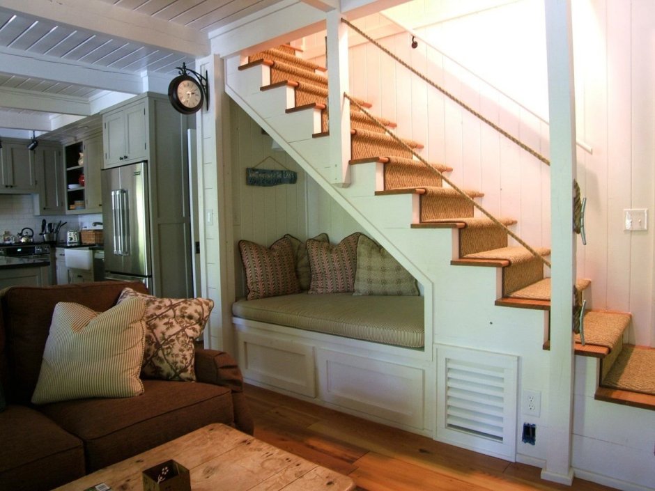 Шкаф под лестницей в классическом стиле