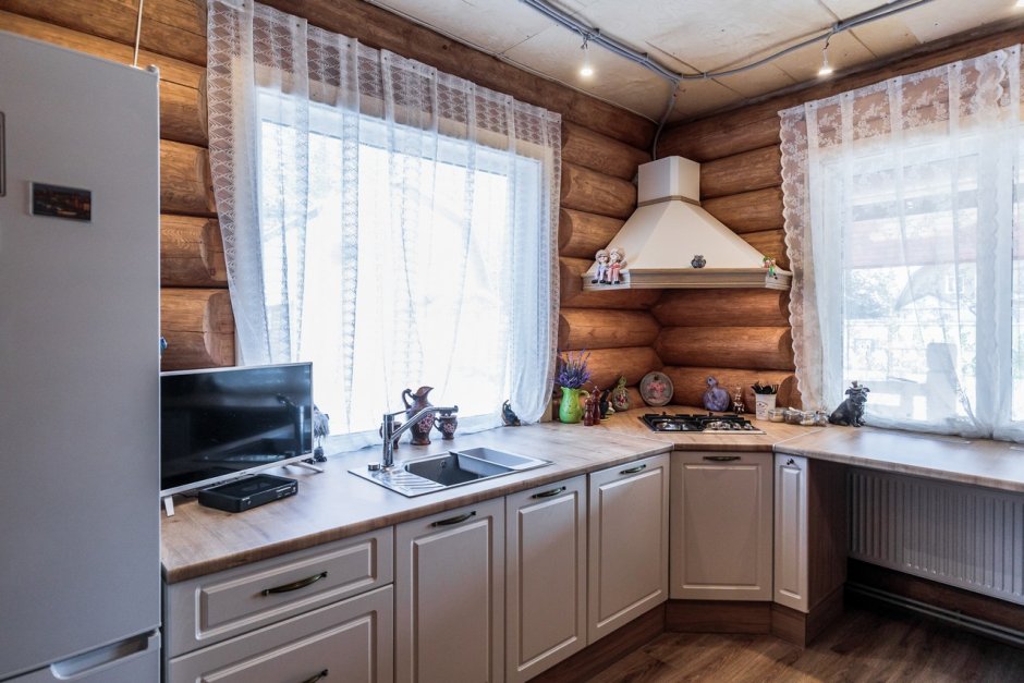 Угловая кухня в деревянном доме