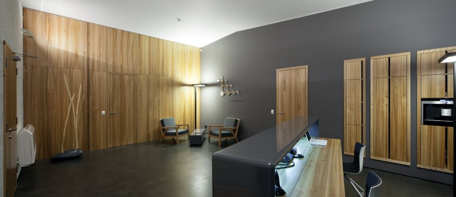 Сочетание серого и дерева в интерьере кабинета