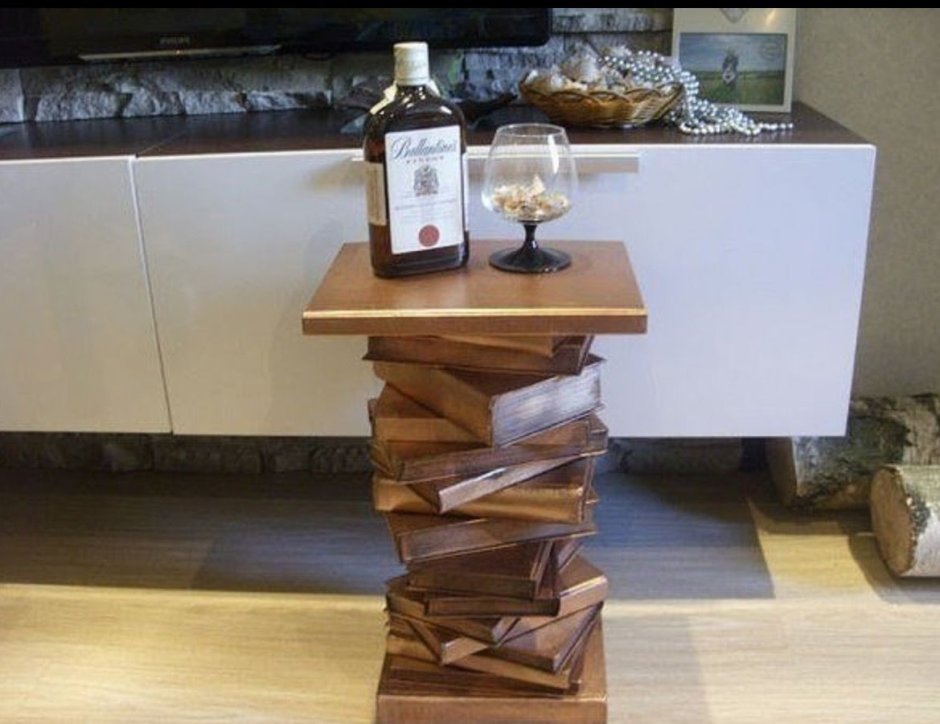 Журнальный стол из книг