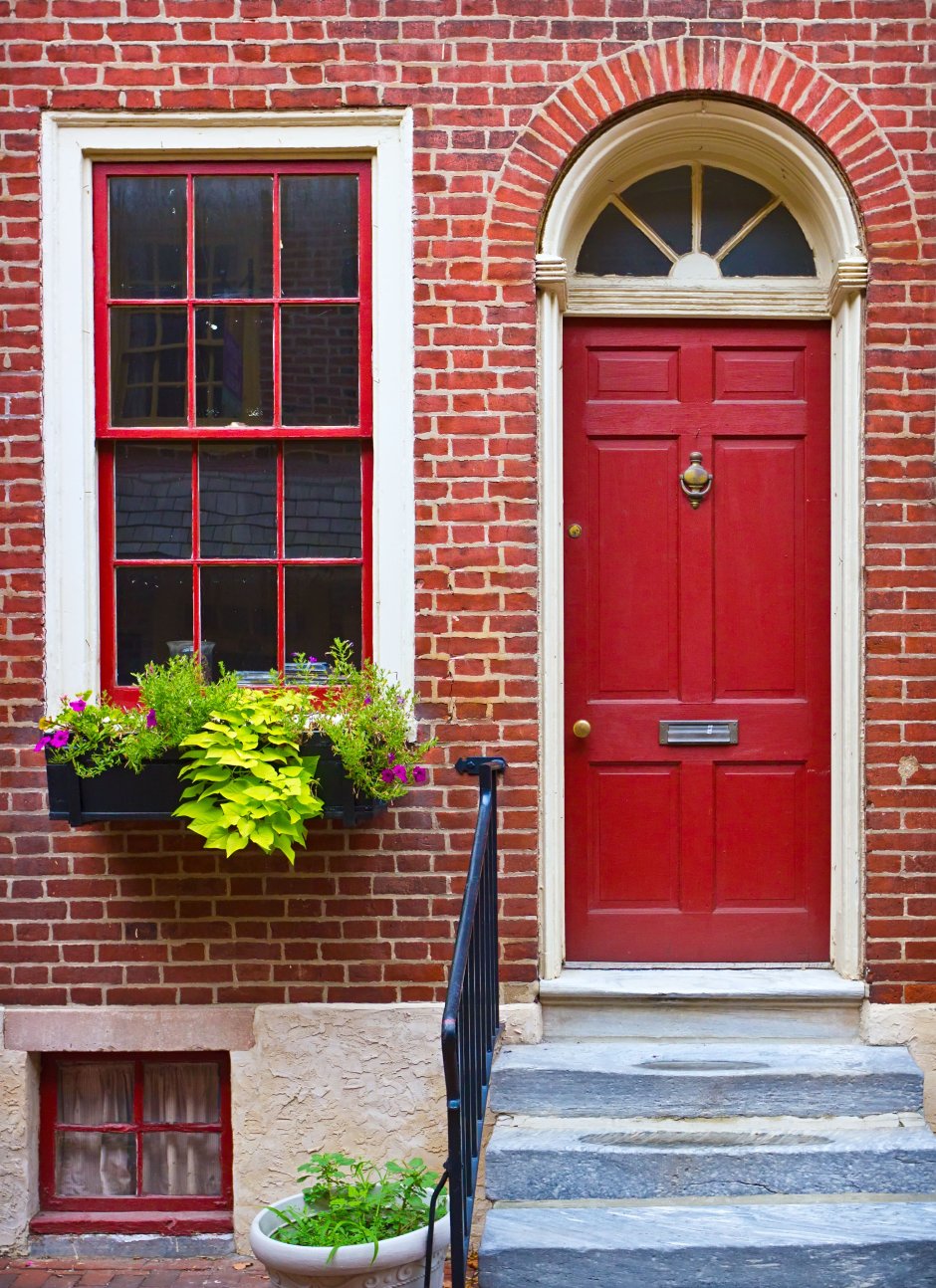 Красная входная дверь с окном