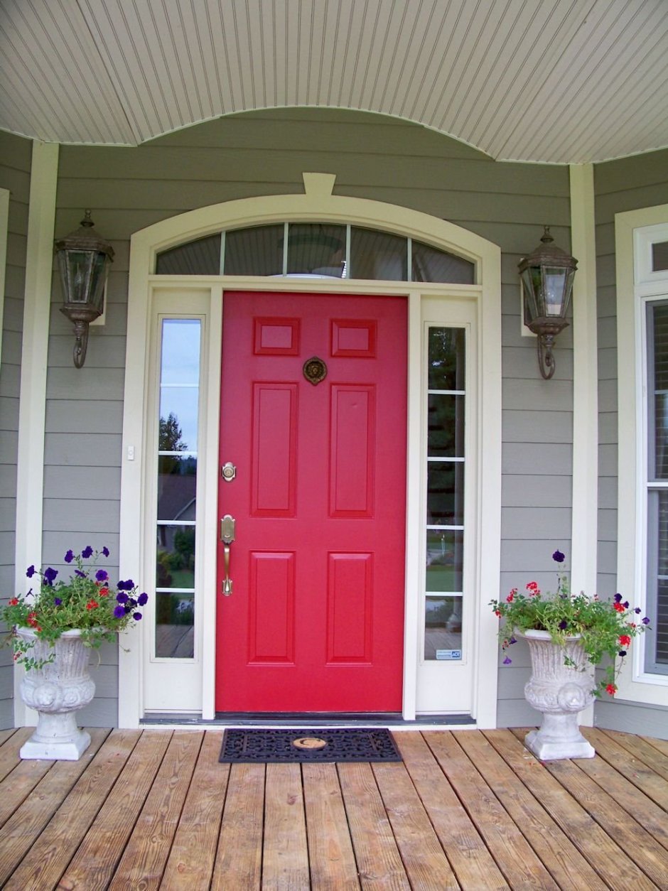 Цветные входные двери в дом