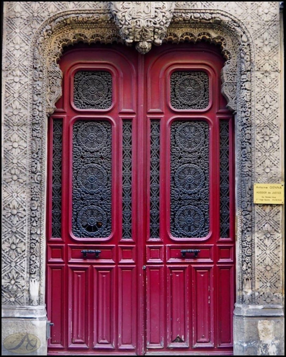 Красная дверь в английском стиле
