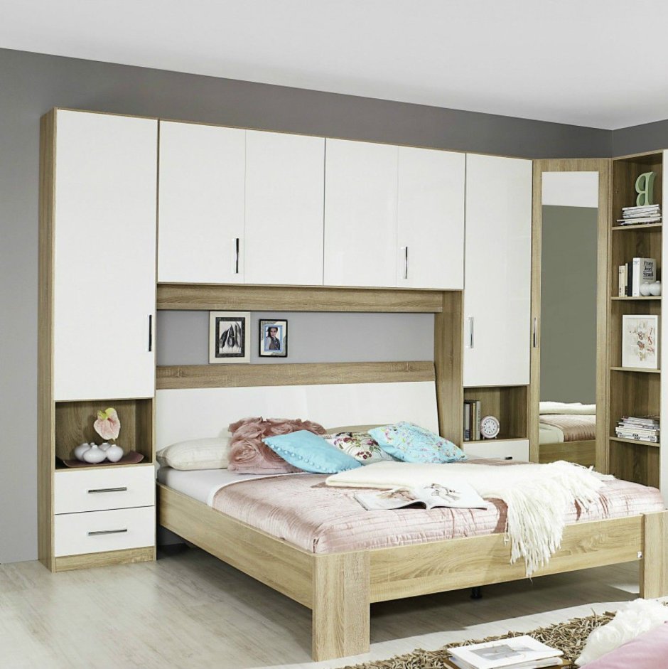 Мебель для спальни со шкафами над кроватью