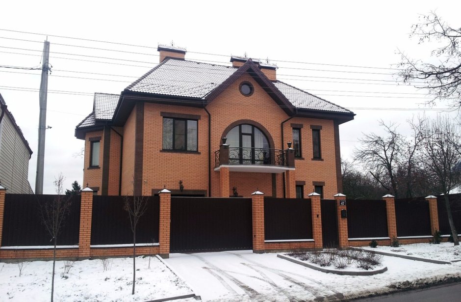 Трехэтажный дом из кирпича