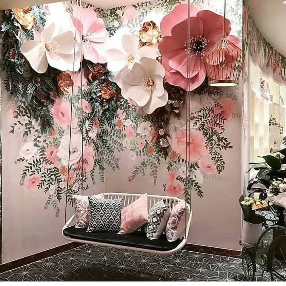 Объемные цветы на стене в интерьере