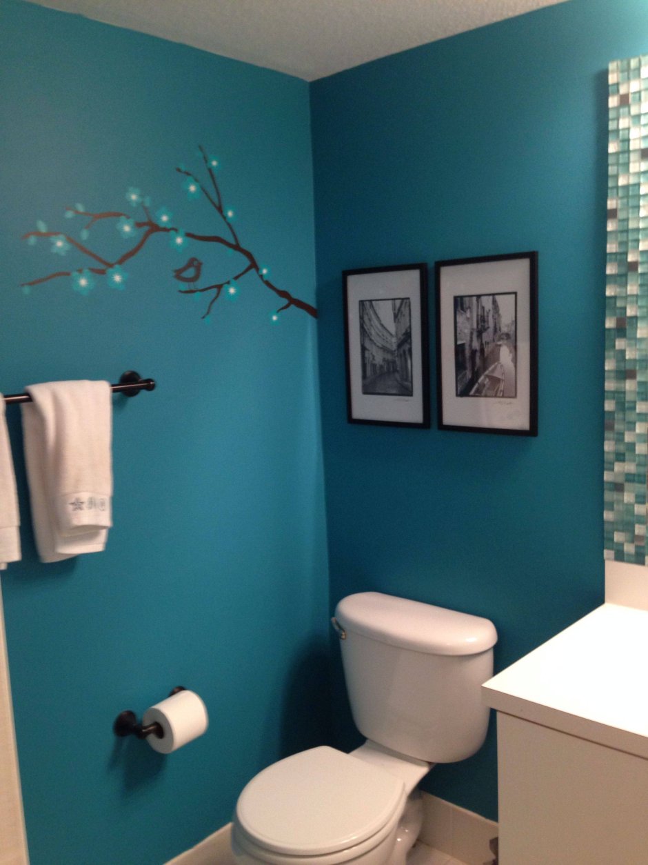 Сочетание плитки и краски в ванной комнате