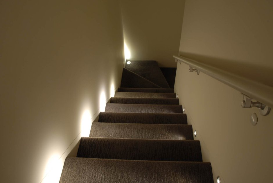 Консольная лестница с подсветкой