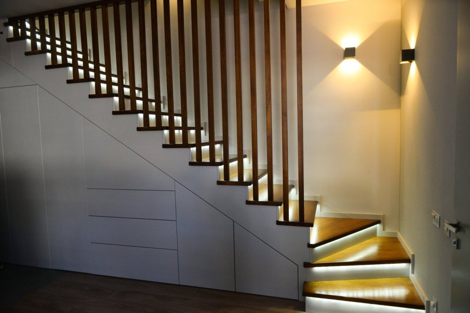 Лестница из плитки с подсветкой