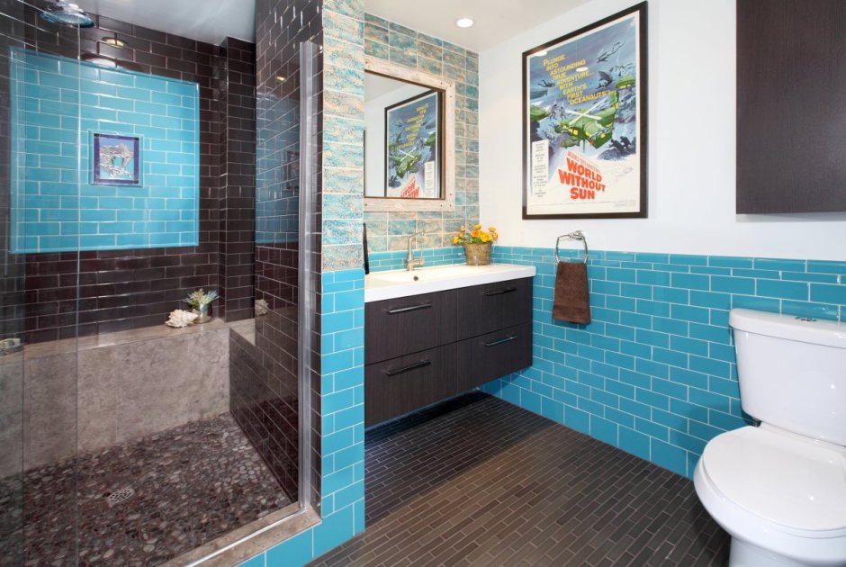 Ванная комната в коричнево-голубых тонах