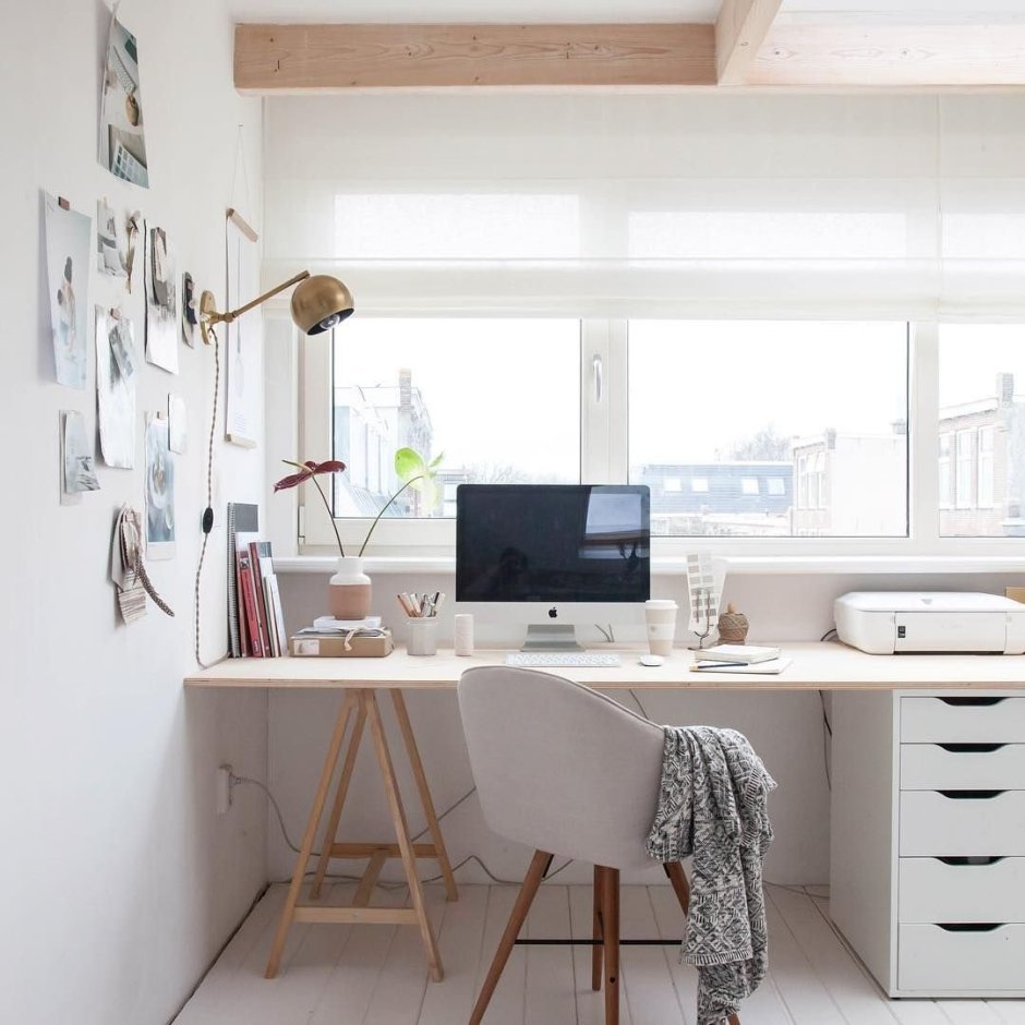 Письменный стол в углу у окна