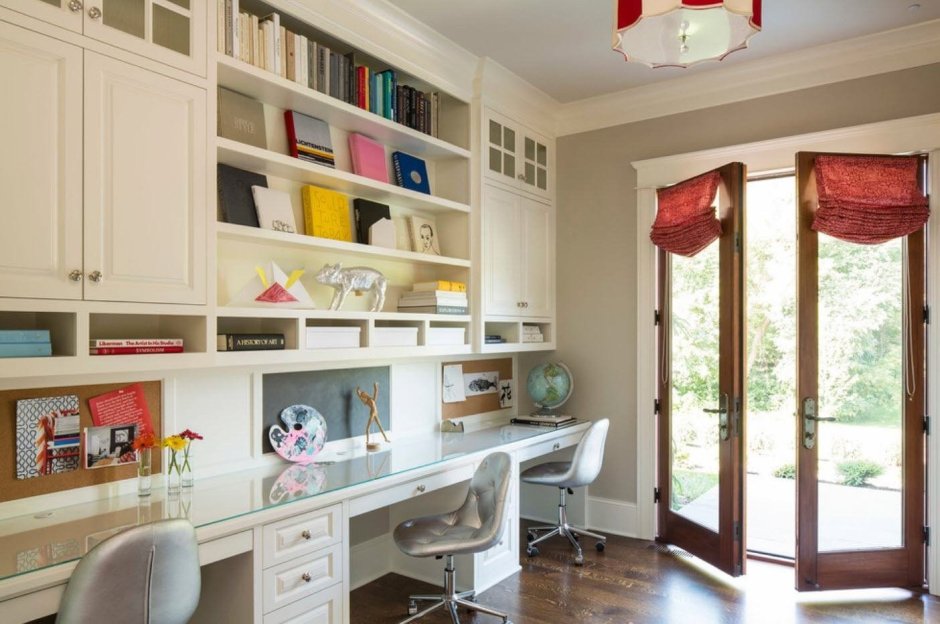 Письменный стол вдоль окна