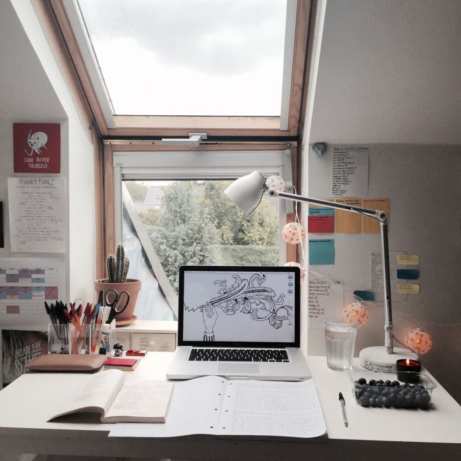 Комната подростка стол у окна