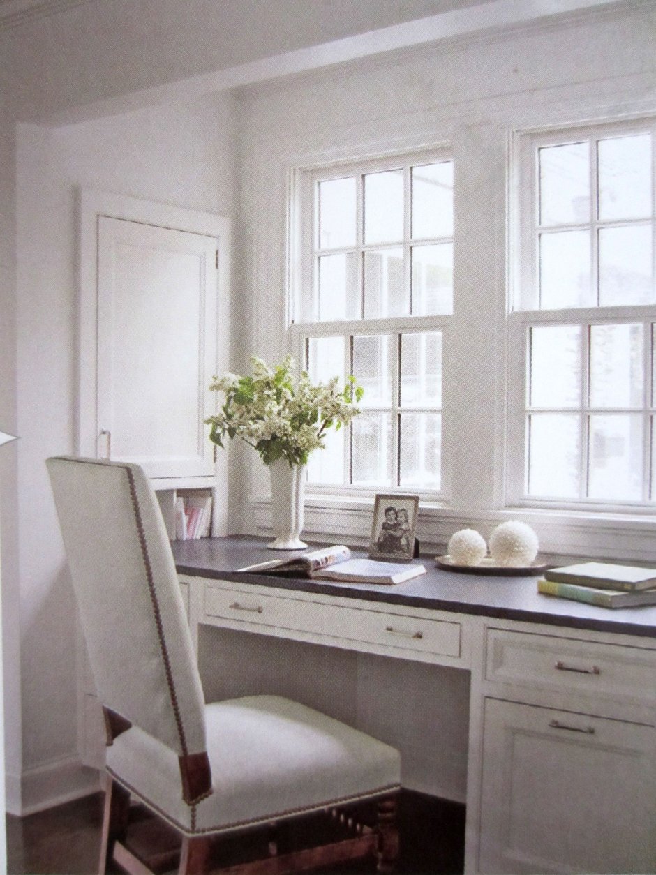 Стол у окна для школьника