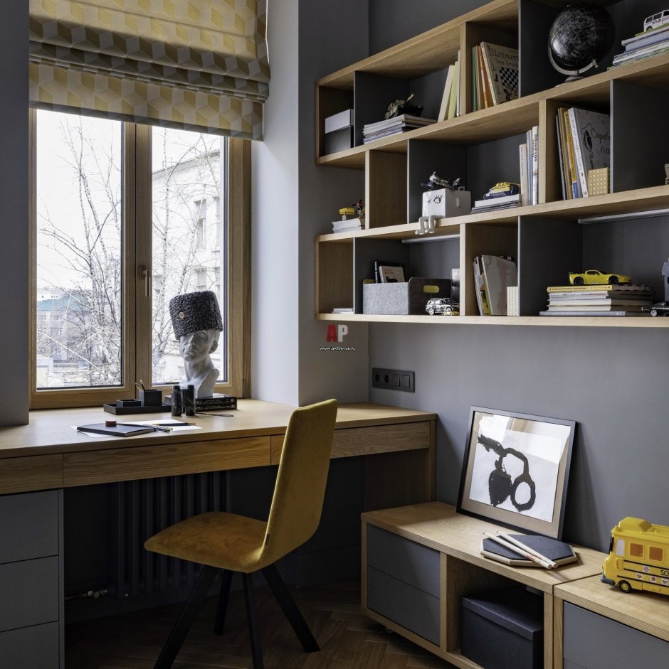 Письменный стол перед окном