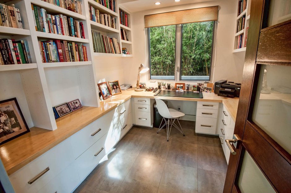 Письменный стол у окна