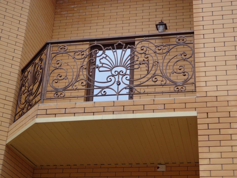Кованые ограждения балкона в частном доме