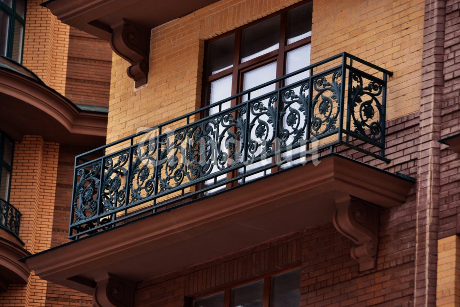 Застекленные кованые балконы