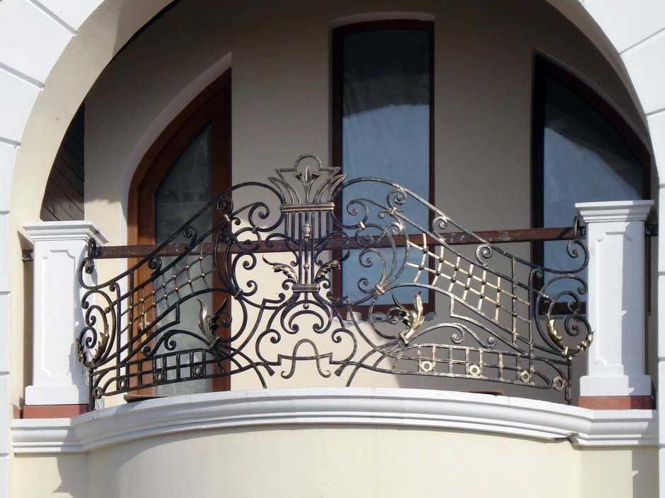 Современные дома с кованным балконом