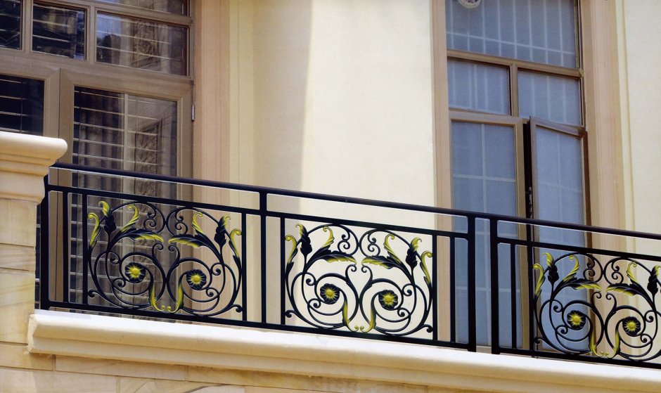 Кованые перила на балкон французский стиль