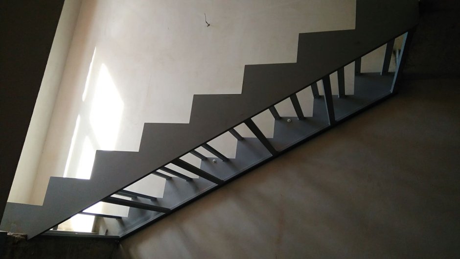 Лестница на косоурах из листового металла