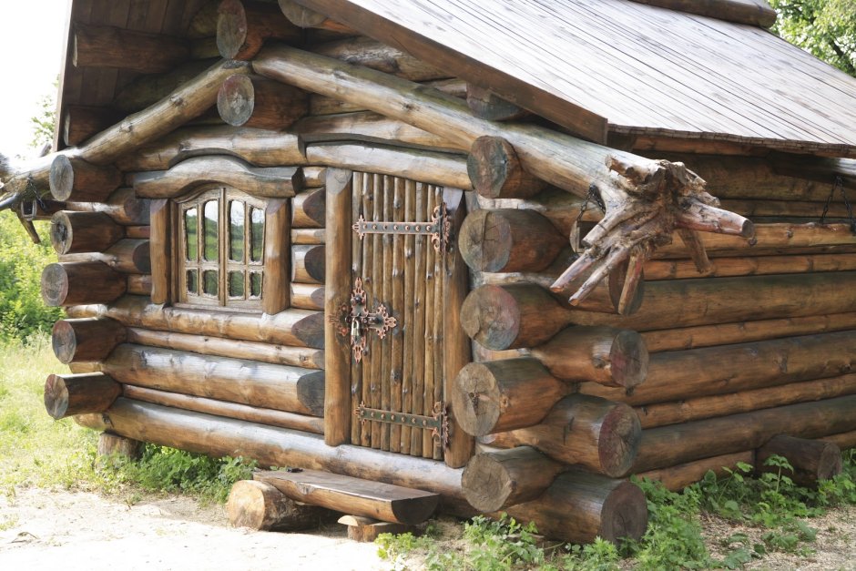Старый дом из бревна