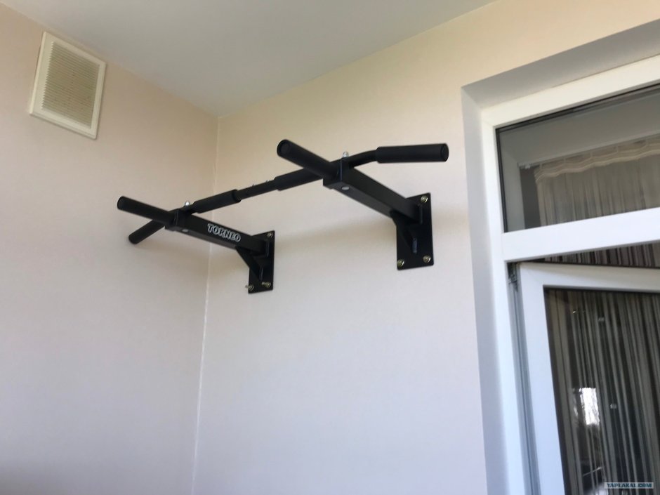 Турник в комнату на стену